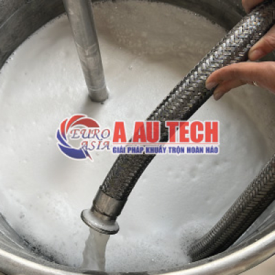 Khách hàng đến test liệu thực tế trên máy nghiền ngang Á Âu