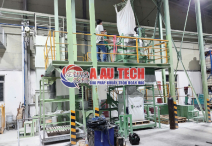 Á Âu lắp đặt dây chuyền sang chiết bột từ bao Jumbo sang bao 50kg 