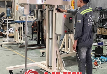 So sánh máy khuấy công nghiệp truyền thống và máy khuấy tích hợp PLC