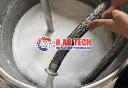 Khách hàng đến test liệu thực tế trên máy nghiền ngang Á Âu