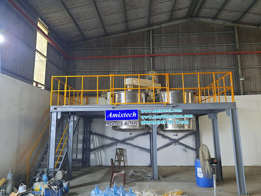 máy khuấy sơn sàn thao tác