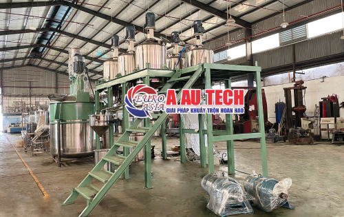 hệ thống bồn khuấy sơn lắp trên sàn thao tác