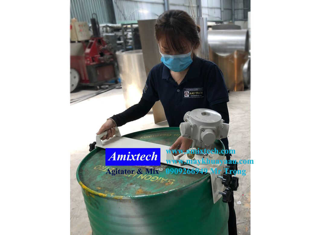 máy khuấy gắn lỗ miệng thùng